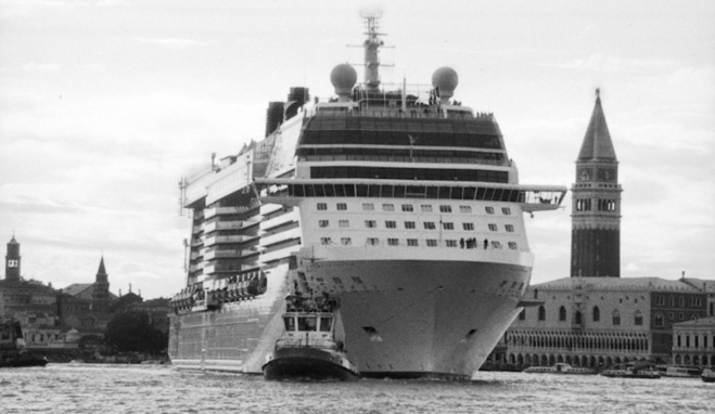 I battelloni chì inguffiscenu à Venezia I battelloni chì inguffiscenu à Venezia