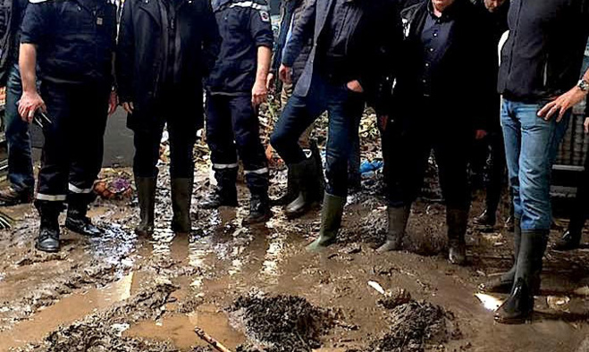 Illustrazione di a spressione "avenne pienu i stifali" Illustrazione di a spressione "avenne pienu i stifali"