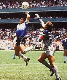 I Scuzzesi ringrazianu à Maradona... per avè eliminatu l'inglesi in 1986 I Scuzzesi ringrazianu à Maradona... per avè eliminatu l'inglesi in 1986