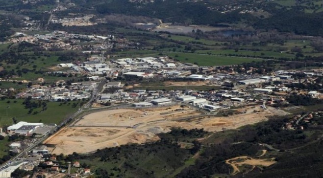 A Corsica, u paese induve i centri cummerciali sò i rè