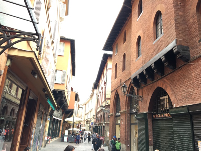 Femuci un girettu in Bologna