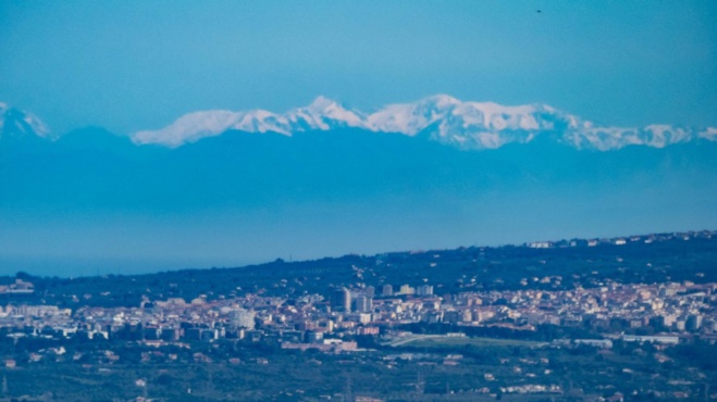 E muntagne corse vista da a Sardegna E muntagne corse vista da a Sardegna