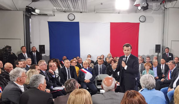 Guerra di e bandere : Macron l'avia più grossa Guerra di e bandere : Macron l'avia più grossa