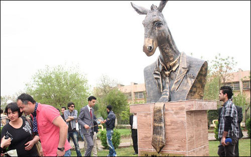 A statua di u Partitu di i Sumeri à u Kurdistan. Un bellu omagiu à i nostri omi pulitichi. A statua di u Partitu di i Sumeri à u Kurdistan. Un bellu omagiu à i nostri omi pulitichi.
