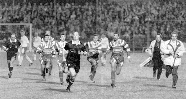 Bastia - Monaco 1994. 42esimu minutu : pè a so securità, l'arbitru De Pandis hà a bona idea d'arrestà a parita è di vultà in i spugliatoghji... currendu. Bastia - Monaco 1994. 42esimu minutu : pè a so securità, l'arbitru De Pandis hà a bona idea d'arrestà a parita è di vultà in i spugliatoghji... currendu.