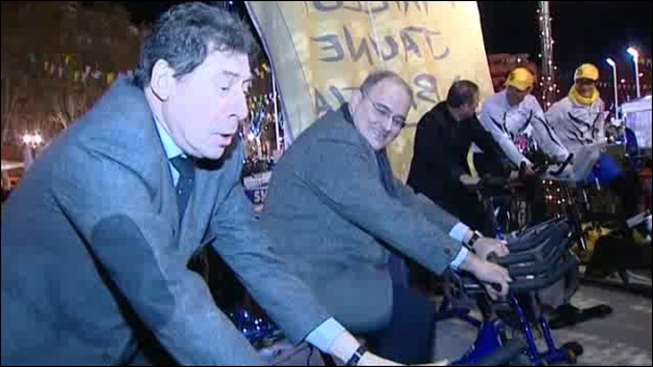 Paul Giacobbi surride, Emile Zuccarelli strazieghja.