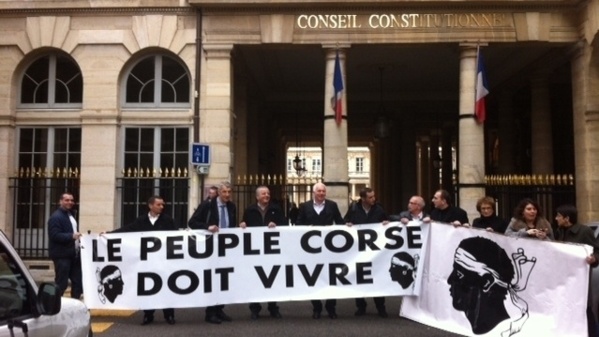 Nisuna immulazione cù u focu davant'à u Conseil Constitutionnel Nisuna immulazione cù u focu davant'à u Conseil Constitutionnel