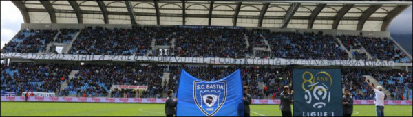 Nant'à u striscione di Bastia 1905 : "CTC : u 25 d'aprile, state à sente u populu, vutate a cuufficialità per salvà a lingua corsa".