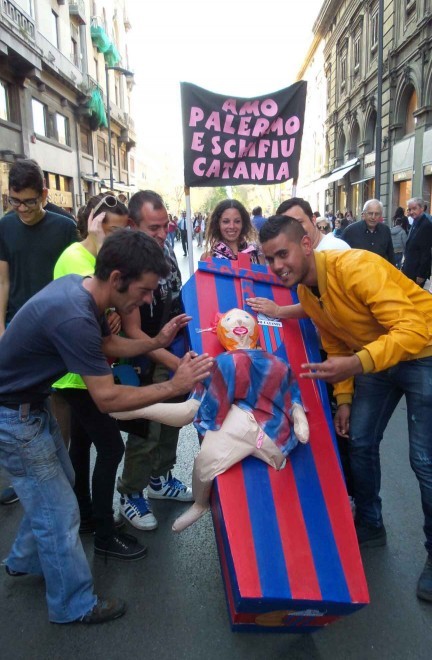 Palermo festighjeghja a falata di Catania cù... una cascia