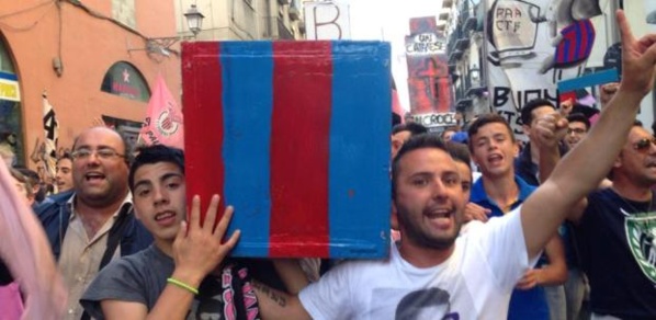 Palermo festighjeghja a falata di Catania cù... una cascia Palermo festighjeghja a falata di Catania cù... una cascia