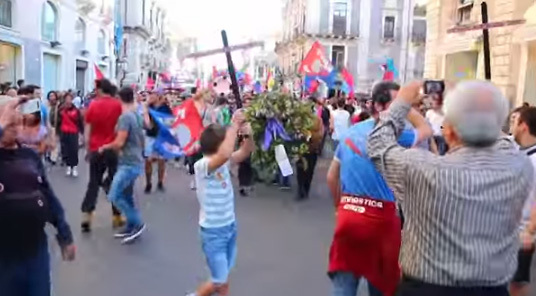 Palermo festighjeghja a falata di Catania cù... una cascia