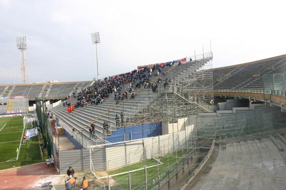 U stadiu di Cagliari, peghju ch'è quellu di Bastia ? U stadiu di Cagliari, peghju ch'è quellu di Bastia ?