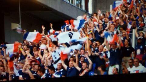 Chì sanzione per l'omu à a bandera corsa in u kop francese ?