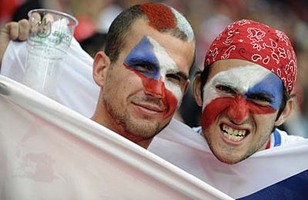 Per l'occasione, u sgaiuffu s'hè travestitu in un sustenidore ceccu (à diritta nant'à u ritrattu). Ma cumu farà per sustene tutte e squadre chì perdenu???                     sustenitori, czech, cecchi, euro 2008, ballò, foot, lingua corsa, corsica,