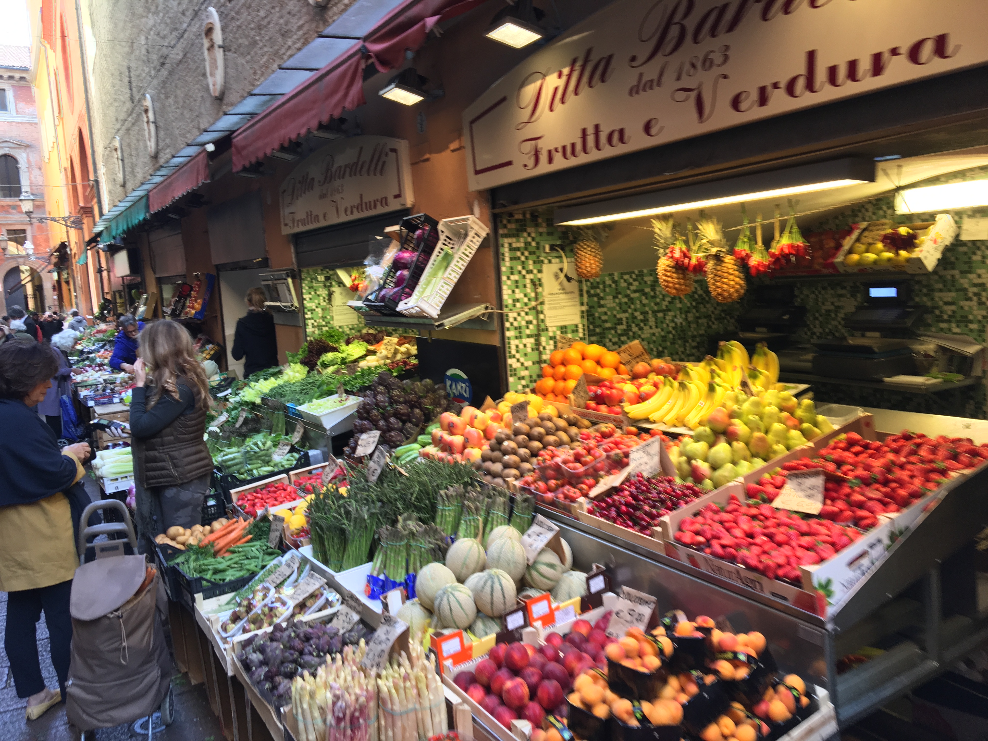 Femuci un girettu in Bologna