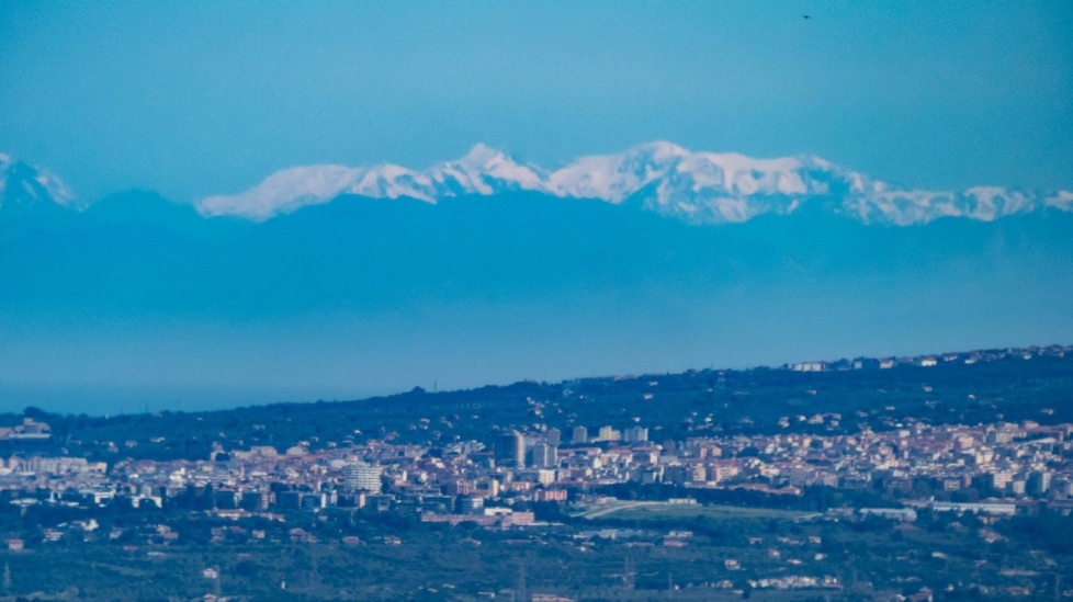 E muntagne corse vista da a Sardegna