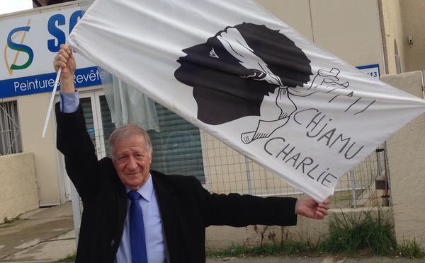 Simon Renucci riesce à fà a leia trà #1casa1bandera è #jesuischarlie