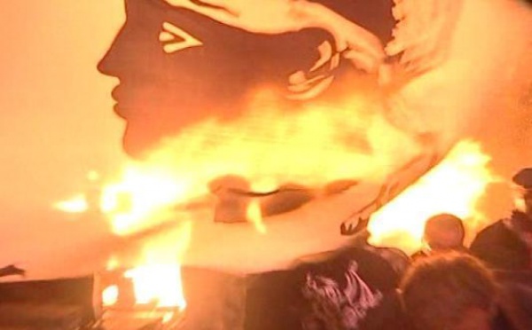 U discorsu nant’à l’identità : trà idealisazione è pruvucazione